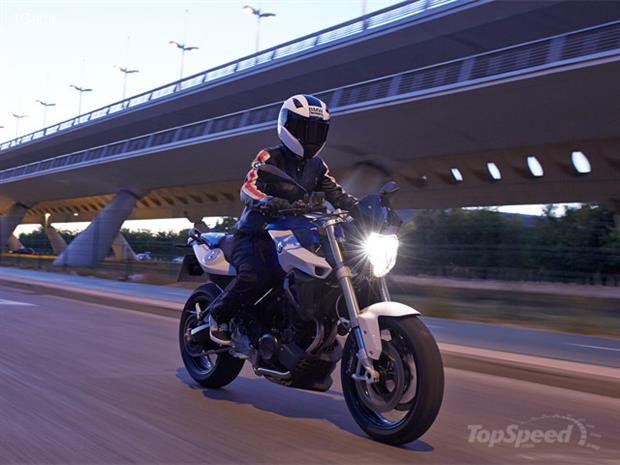 بررسی موتورسیکلت بی‌ام‌و F 800 R مدل 2015